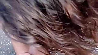 na varanda chupando pau e abrindo a buceta pro cara