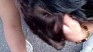 na varanda chupando pau e abrindo a buceta pro cara