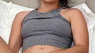 damn this latina babe vibes her wet pussy so good till she squirts hard 😍💦🔥