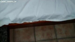 gostosa esposa de quatro leva várias gozadas gemendo alto na putaria caseira