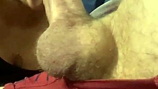 chupando o pauzão do corno com vontade