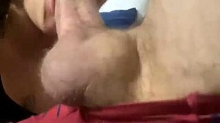 chupando o pauzão do corno com vontade