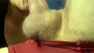 chupando o pauzão do corno com vontade