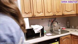 M.J. Jezna sošolka seks v kuhinji študentskega doma