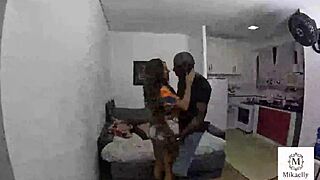 negão pauzudo fodeu a novinha casada na praça... deu leite todo!!