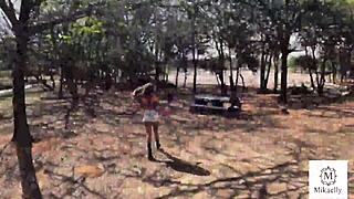 negão pauzudo fodeu a novinha casada na praça... deu leite todo!!