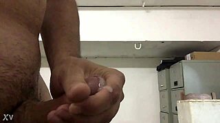 WATCH THIS SAFADA HANDJOB MAKE HIM SHOOT HUGE CUMSHOT!!