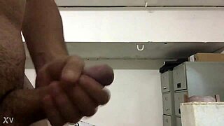 WATCH THIS SAFADA HANDJOB MAKE HIM SHOOT HUGE CUMSHOT!!