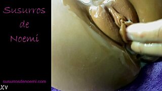 ¡4 dedos metidos profundo en su coño chorreante!