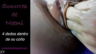 ¡4 dedos metidos profundo en su coño chorreante!