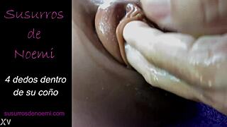 ¡4 dedos metidos profundo en su coño chorreante!