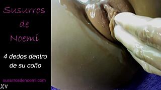 ¡4 dedos metidos profundo en su coño chorreante!