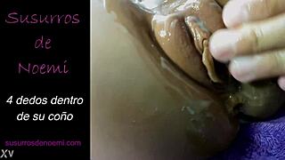 ¡4 dedos metidos profundo en su coño chorreante!