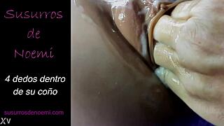 ¡4 dedos metidos profundo en su coño chorreante!