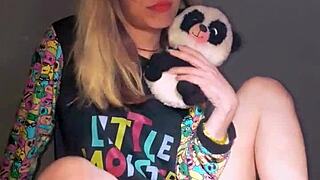 Bonneyuwu Rubs Pussy Hard With Dildo On Bed Tonight!