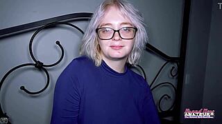 Hopeinen blondi Annie Archer kurkkuu kullia, ottaa doggy-panoa ja kasvoille laukeaminen