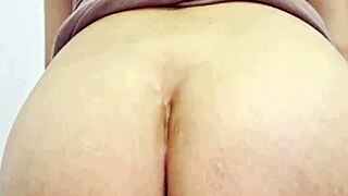 Turning girlfriend around in bed to watch her curvy ass bounce during ride