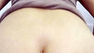 Turning girlfriend around in bed to watch her curvy ass bounce during ride