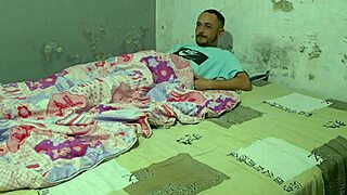 Meu Meio-Irmão Tímido Se Masturba E Eu Mostro Como Foder De Verdade