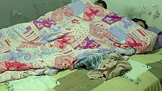 Meu Meio-Irmão Tímido Se Masturba E Eu Mostro Como Foder De Verdade