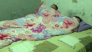 Meu Meio-Irmão Tímido Se Masturba E Eu Mostro Como Foder De Verdade