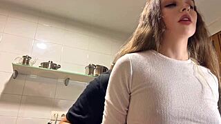 la chica de la limpieza me calienta con esos jeans ajustados y la cojo duro como le mola