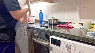 la chica de la limpieza me calienta con esos jeans ajustados y la cojo duro como le mola