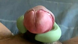 ¡Mírame explotar squirt con este juguete sexual salvaje!