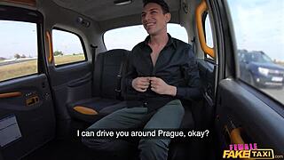 Hej, podívej na tuhohubou blond cougaru naplněnou v bílých legínách na taxíku