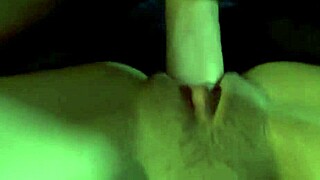 mi compañero de cuarto me folla hasta correrme en mi culo apretado