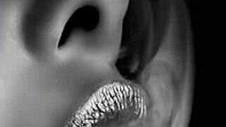 hey coquine tease in the train