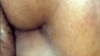 Tjek denne kurvede ebony MILF der rider pik stramt i varm fisse