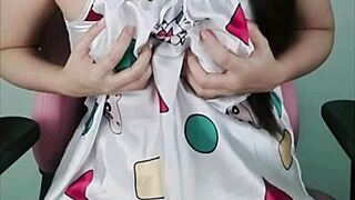 น้องนินิว the horny thai girl plays her wet pussy solo with wild passion