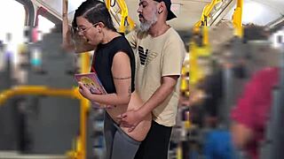 Étudiante salope submergée par extase éjac explosion en bus public