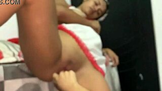 Sexo lesbico con mi hijastra colombiana en lencería de red le follo el coño rico