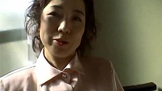 japanese mom vibes her hairy pussy to squirting orgasm 🔥😩