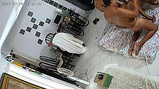 gosto de ver ela gemendo enquanto leva surra de rola no gangbang com paus enormes