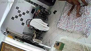 gosto de ver ela gemendo enquanto leva surra de rola no gangbang com paus enormes