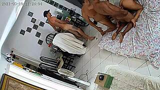 gosto de ver ela gemendo enquanto leva surra de rola no gangbang com paus enormes