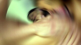 Morena peituda fudendo DUROS amigos em ménage