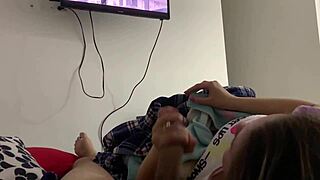 mi hermanastra me la menea viendo peli en mi cuarto