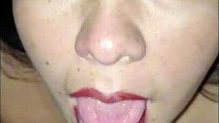 Mi Hermosa Vecina Orinada en Cara y Boca Antes de Tragar Semen!