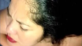 Mi Hermosa Vecina Orinada en Cara y Boca Antes de Tragar Semen!