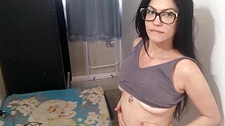 gostosa gemendo na rola melada na buceta