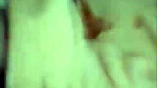 Quét mạng nhện xinh đẹp của em ướt át quá