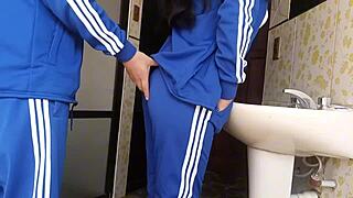 oye, grabando a esta colegiala latina en rapidin en el baño de la escuela, qué rica