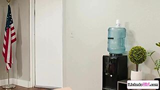 The vibrator fails so the brunette milf invites her lover to lick shaved pussy eagerly