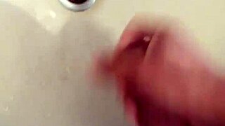 oh man i'm stroking so good feeling that hot cum build up gozando gostoso all over