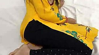 fucking my punjabi aunt's huge ass got me hooked 🍑 she's so horny n skinny