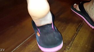 Luh strokes cock hard between her soft feet